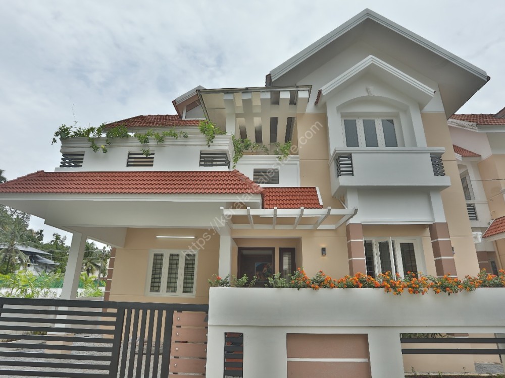 Gated Colony Villa For Sale at Nettoor, Ernakulam Kerala Real Estate