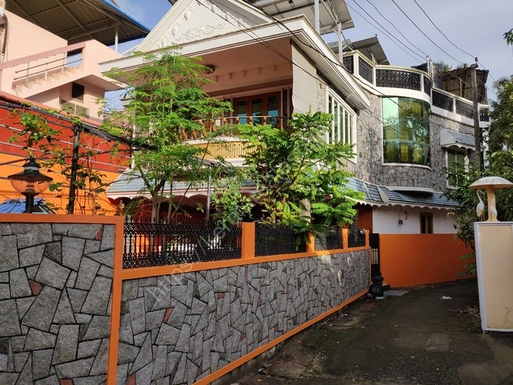 Posh House for Sale in Elamkulam, Near Vyttila, Ernakulam