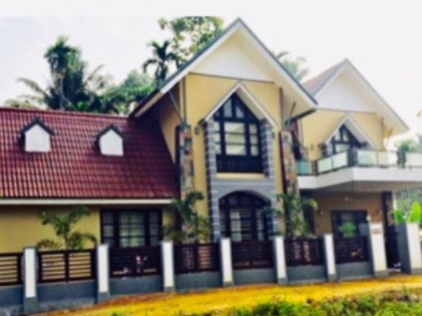 8 Cent land with 2800 sqft House for sale at Chalakudy