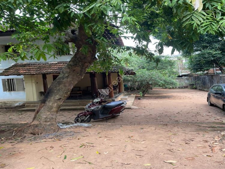 Ancestral Two Storey Tiled Building with Nadu Muttom for sale at