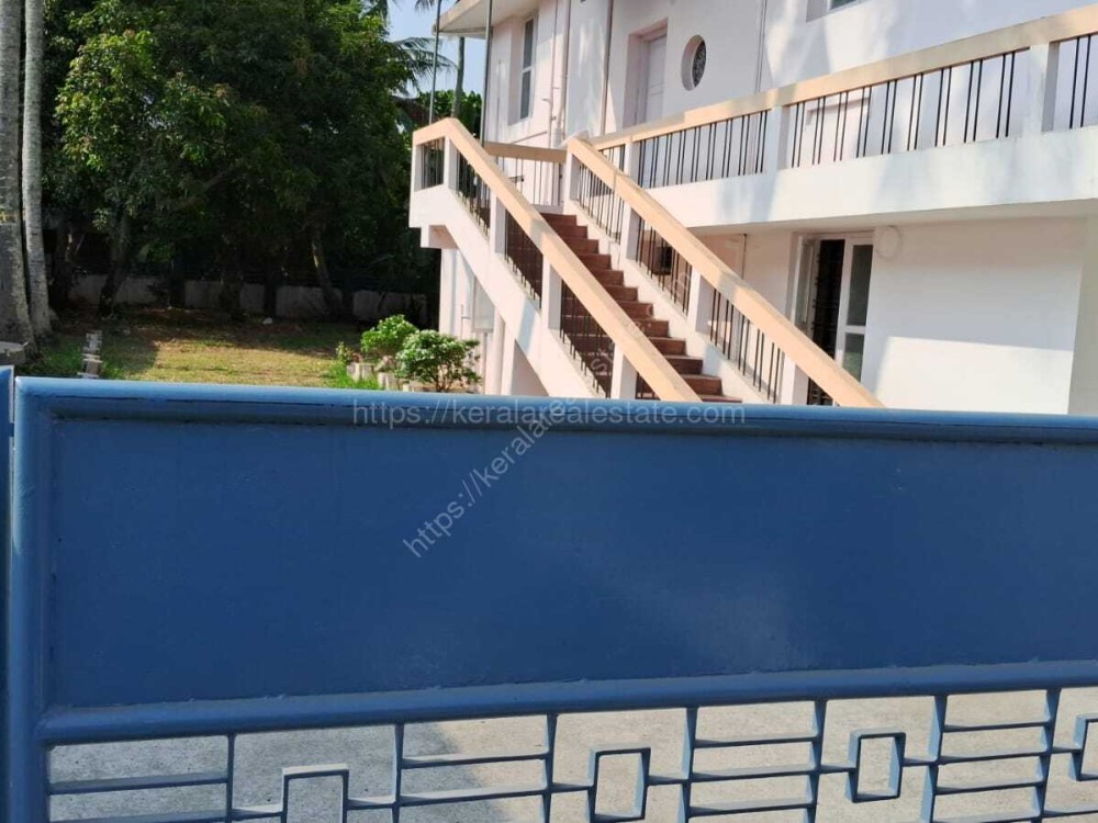 Prime Land with an Old House for Sale in Jawahar Nagar, Kadavanthra