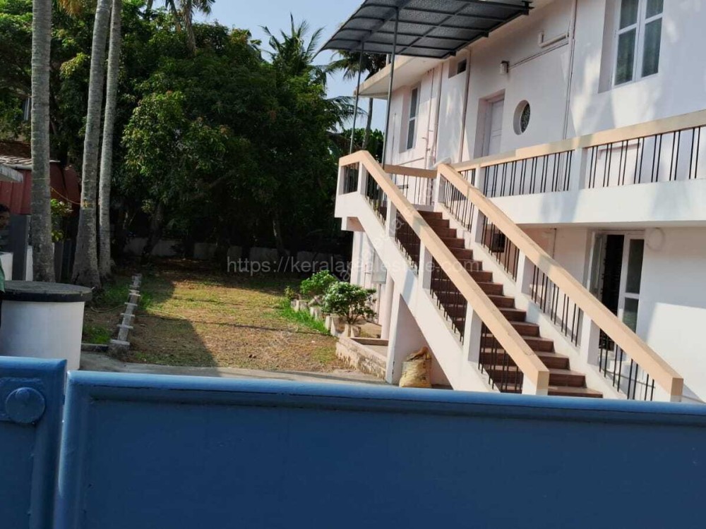 Prime Land with an Old House for Sale in Jawahar Nagar, Kadavanthra