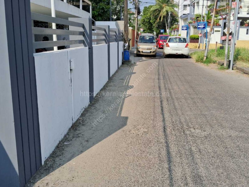 Prime Land with an Old House for Sale in Jawahar Nagar, Kadavanthra