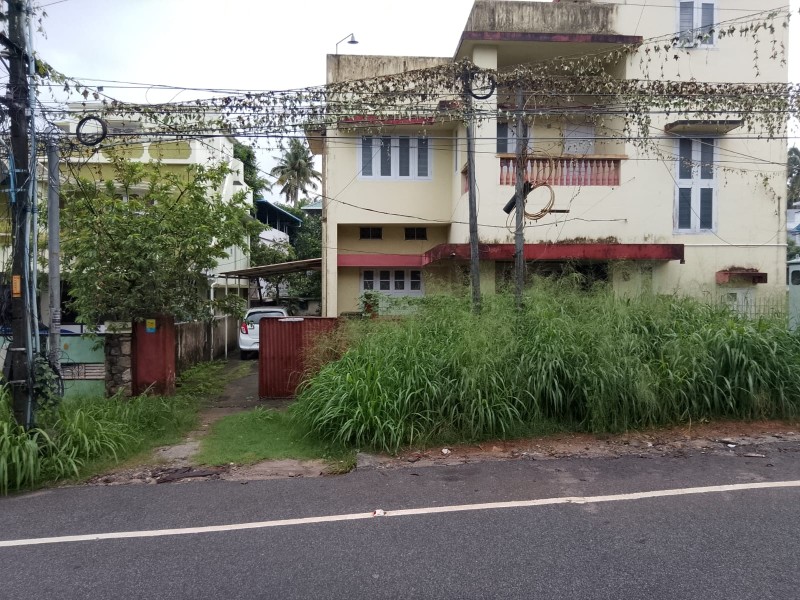Land with an Old House for Sale in Kuravankonam near Kowdiar, Trivandrum 