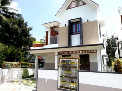 2500 SqFt, 4 BHK House on 5.5 Cents for Sale at Thevakkal