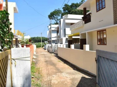 3 BHK, 1000 SqFt House on 4 Cent for Sale at   Pallikkara, Pazhamthottom, Ernakulam