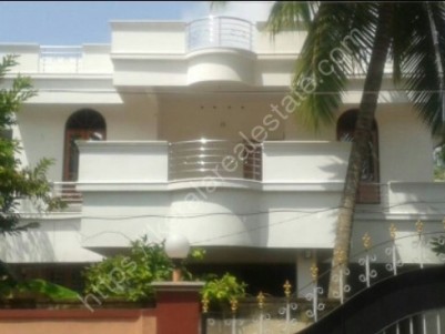 7.5 Cents of land with 2800 sqft House for Sale at Thykoodam, Vyttila