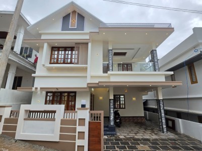 4 BHK POSH NEW HOUSE FOR SALE IN PARAKODE, PALLIKKARA, ERNAKULAM 